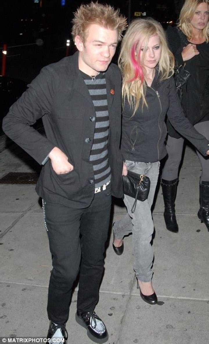 Rocker Avril Lavigne splits from Nickelback's Chad Kroeger after two