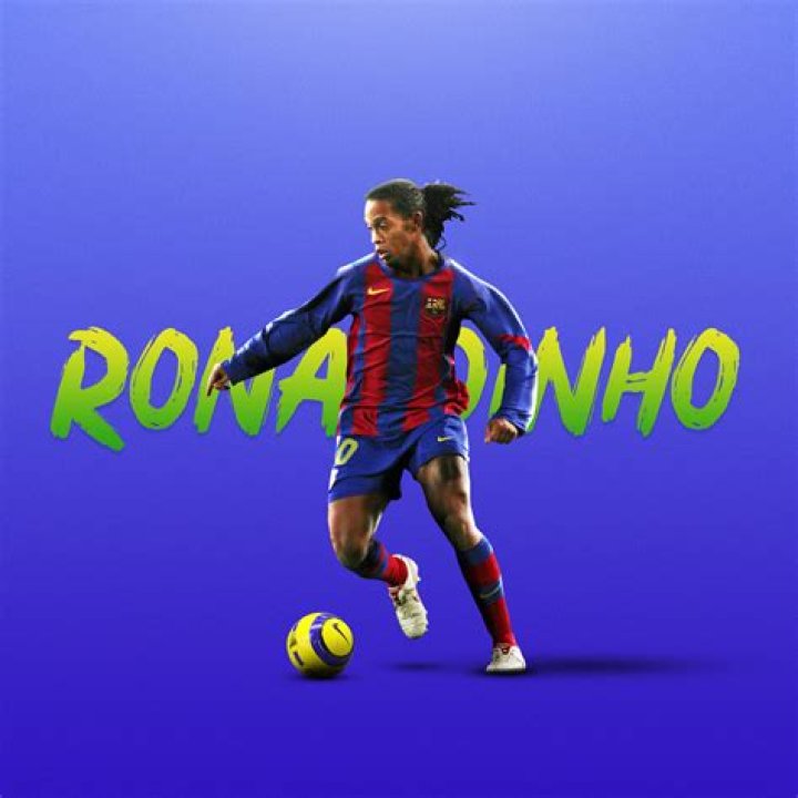 Ronaldinho llam&oacute; la atenci&oacute;n de todos en un desfile de moda en Francia
