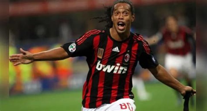 Ronaldinho weight, height and age. We know it all!
