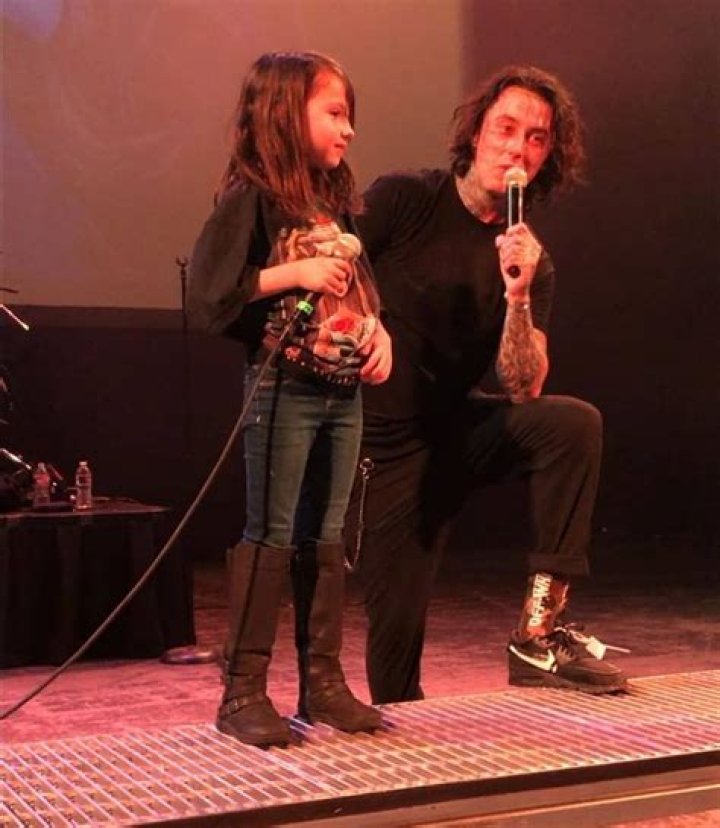 Ronnie and Willow Radke. Way too adorable Falling in reverse, Ronnie