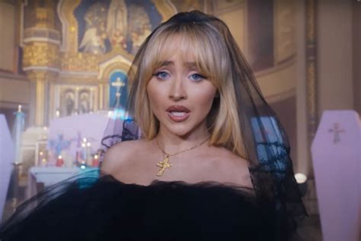 Sabrina Carpenter a lansat singleul &bdquo;Skinny Dipping&rdquo; WeLoveMusic