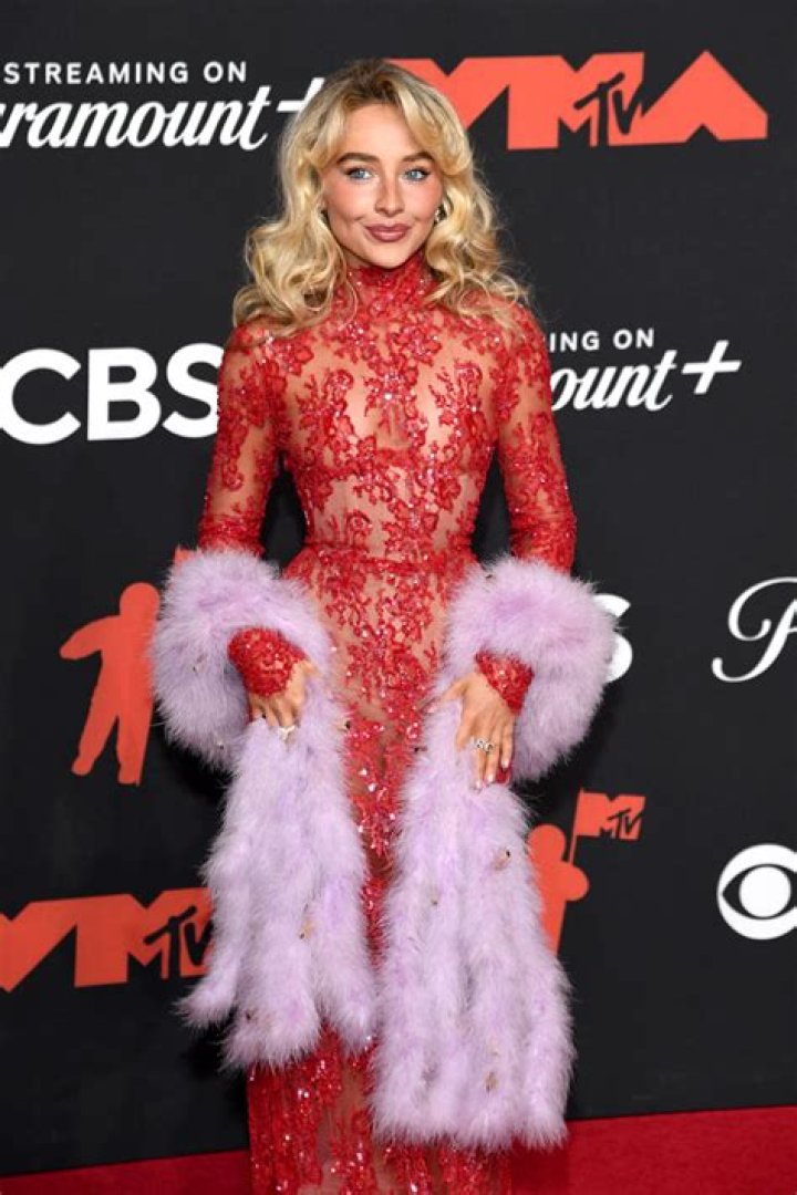 Sabrina Carpenter Attends Netflix&rsquo;s Tall Girl Photocall at the Beverly
