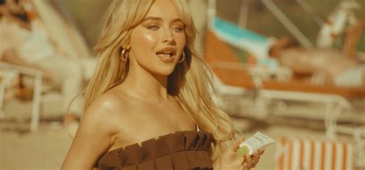 Sabrina Carpenter bikini r/Celebs