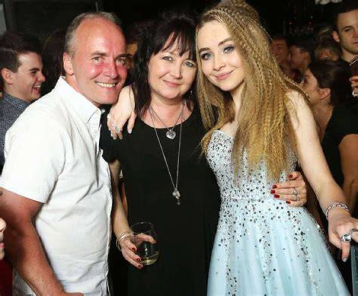 Sabrina Carpenter family in detail mother, father and sisters Familytron