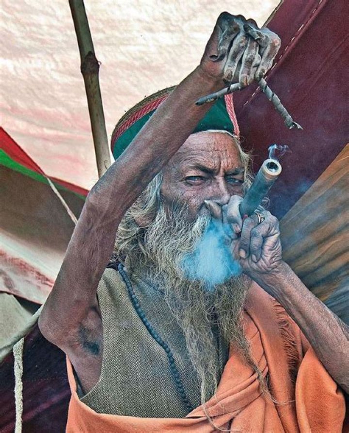 Sadhu Amar Bharati trzyma rękę w g&oacute;rze od 47 lat ku czci boga Shivy