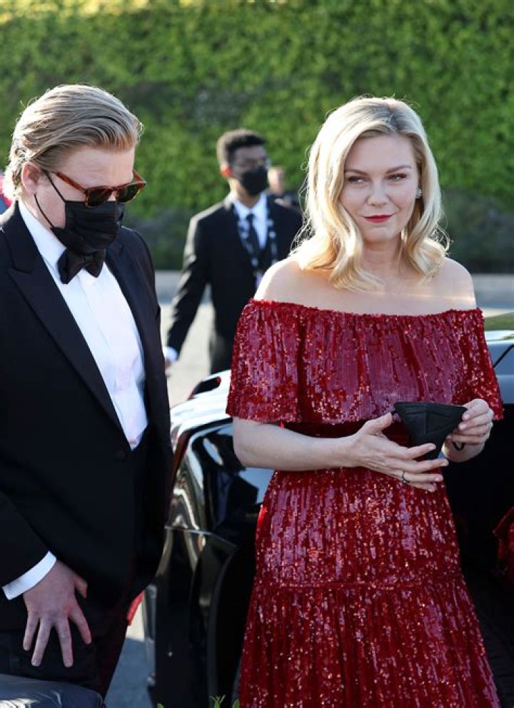 SAG Awards 2022 Kirsten Dunst, Jesse Plemons Walk Red Carpet