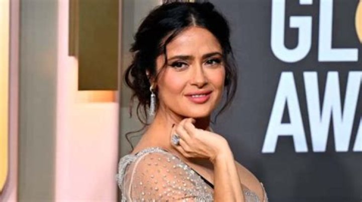 Salma Hayek roba miradas en la alfombra roja de los Golden Globes por