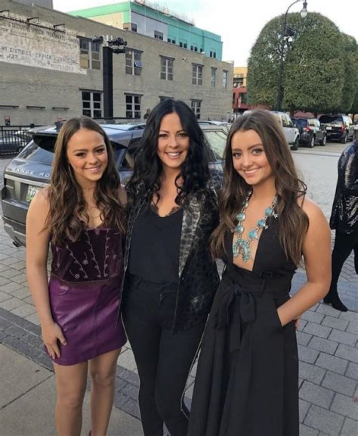 Sara Evans & her sisters Sara evans, Woman crush, Evan