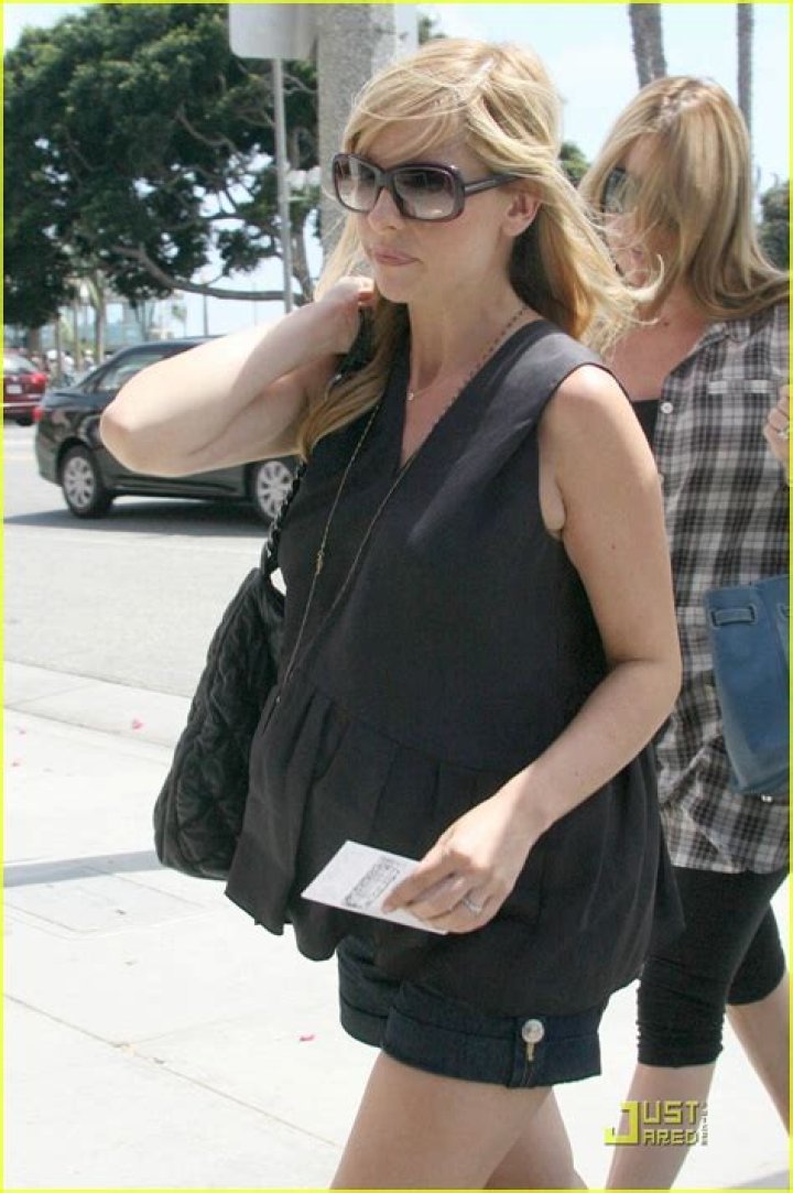 Sarah Michelle Gellar Pregnant At The Shore Photo 2098202 Pregnant