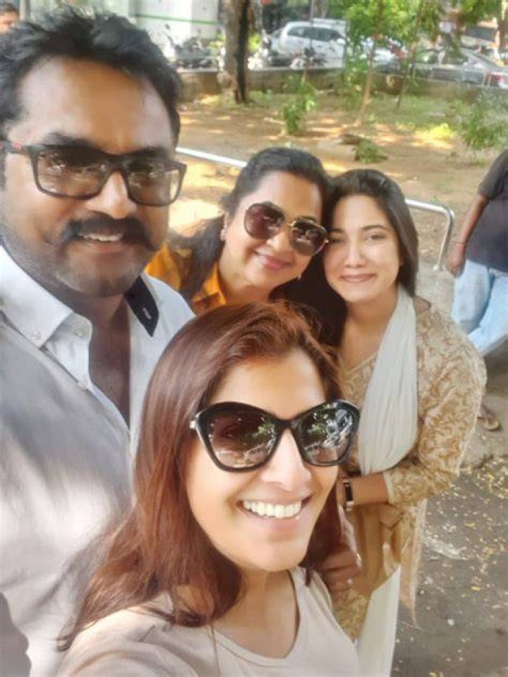 Sarathkumar&rsquo;s daughter Pooja to make Kollywood debut with Varalaxmi&rsquo;s