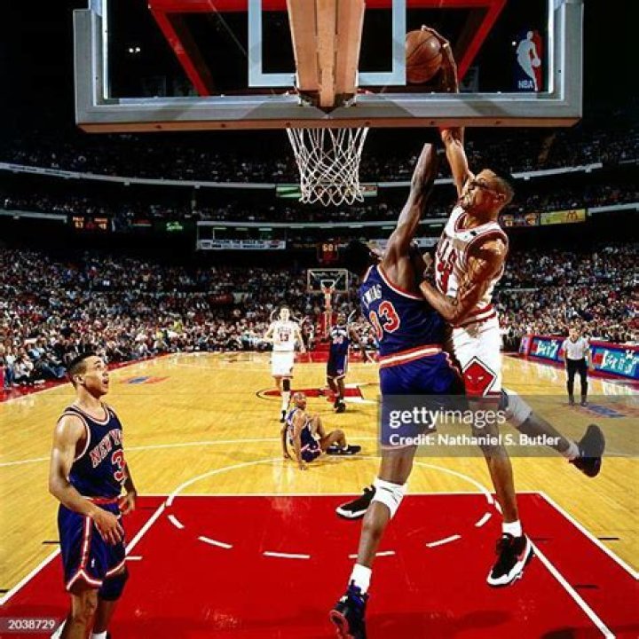 Scottie Pippen dunking on Patrick ewing Scottie pippen, Best dunks