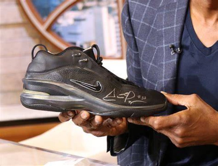 Scottie Pippen Signs Five Nike Signature Shoes For ESPN's Kicks 2 Beat