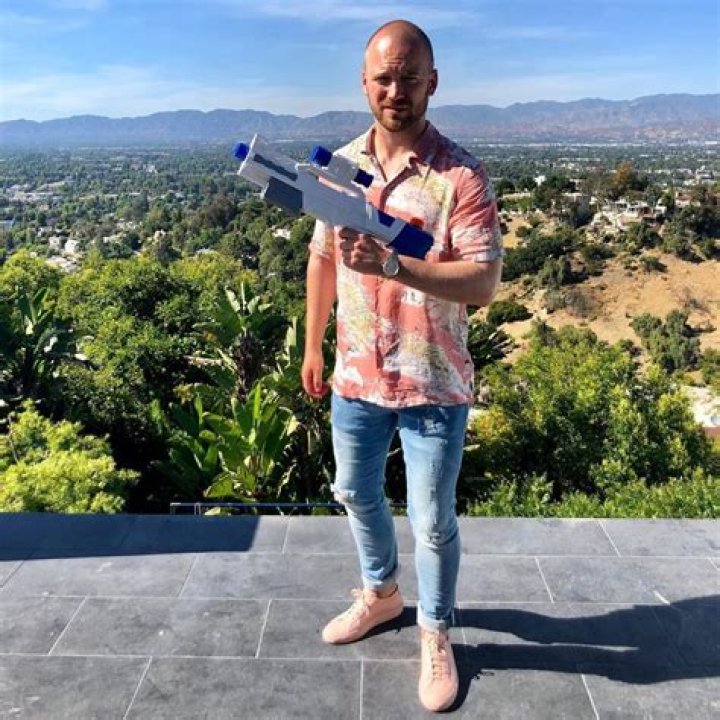 Sean Evans bio age, height, girlfriend, net worth Legit.ng