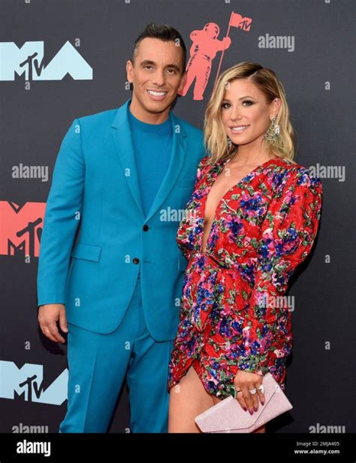 Sebastian Maniscalco Wife Lana Gomez Facts About the Painter Closer