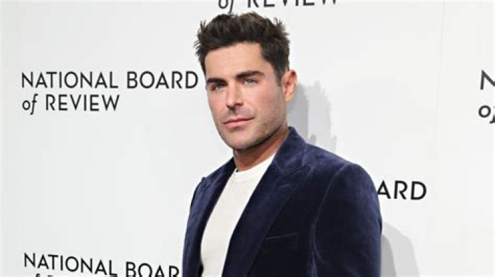 Shirtless Zac Efron Celebrates 'First Day of Spring' at the Beach With