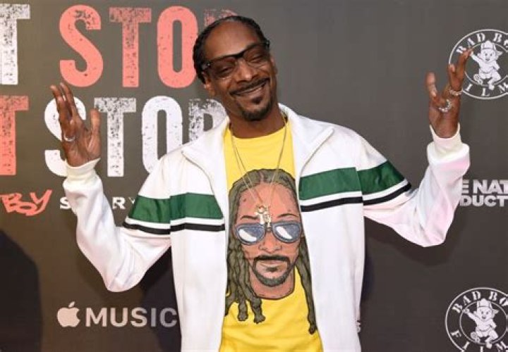 Snoop Dogg stands over Trump's dead body on album cover