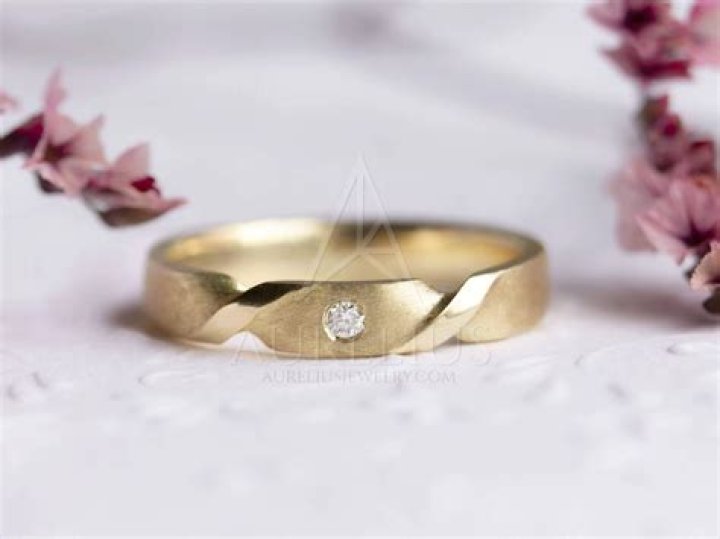 Sofia Richie&rsquo;s glamorous wedding band is worth A LOT less than her