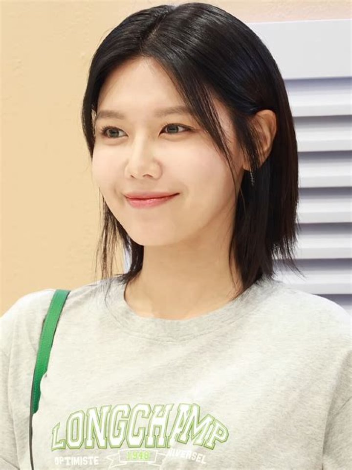 Sooyoung updates fans with photos from her pictorial