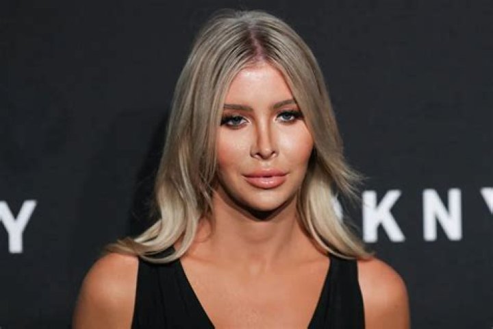 Sophia Hutchins goes nude in skintight bodysuit for her first SKIMS