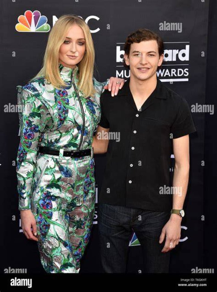 Sophie Turner & Tye Sheridan Shop Around London Together Photo 871499