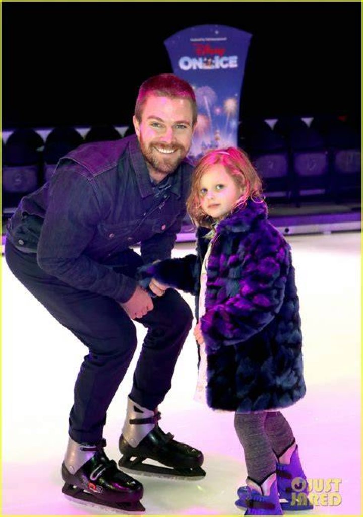 Stephen Amell Brings His Daughter to Disney on Ice! Photo 4199020