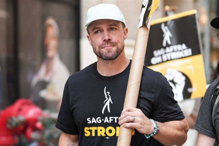 Stephen Amell Joins SAG Picket After Controversial Comments