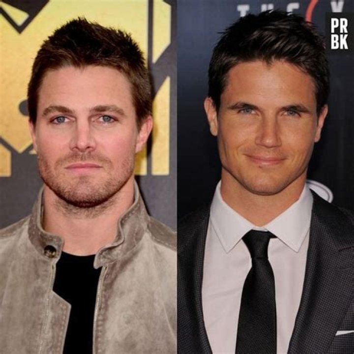 Stephen e Robbie Amell, das s&eacute;ries Arrow e The Flash, respectivamente