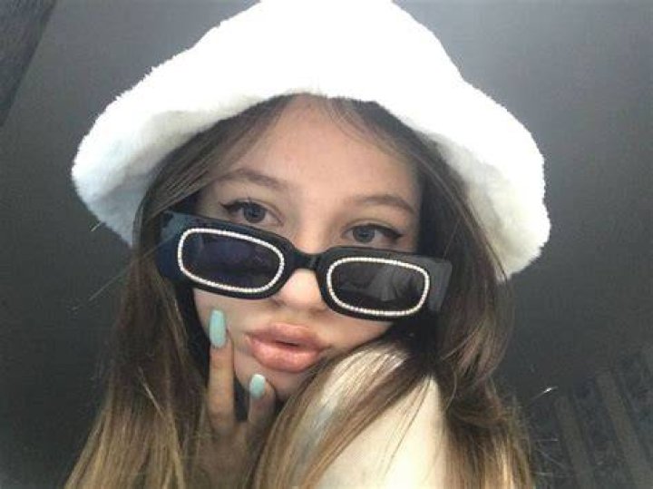 Sweet Alise Skype live web cam show