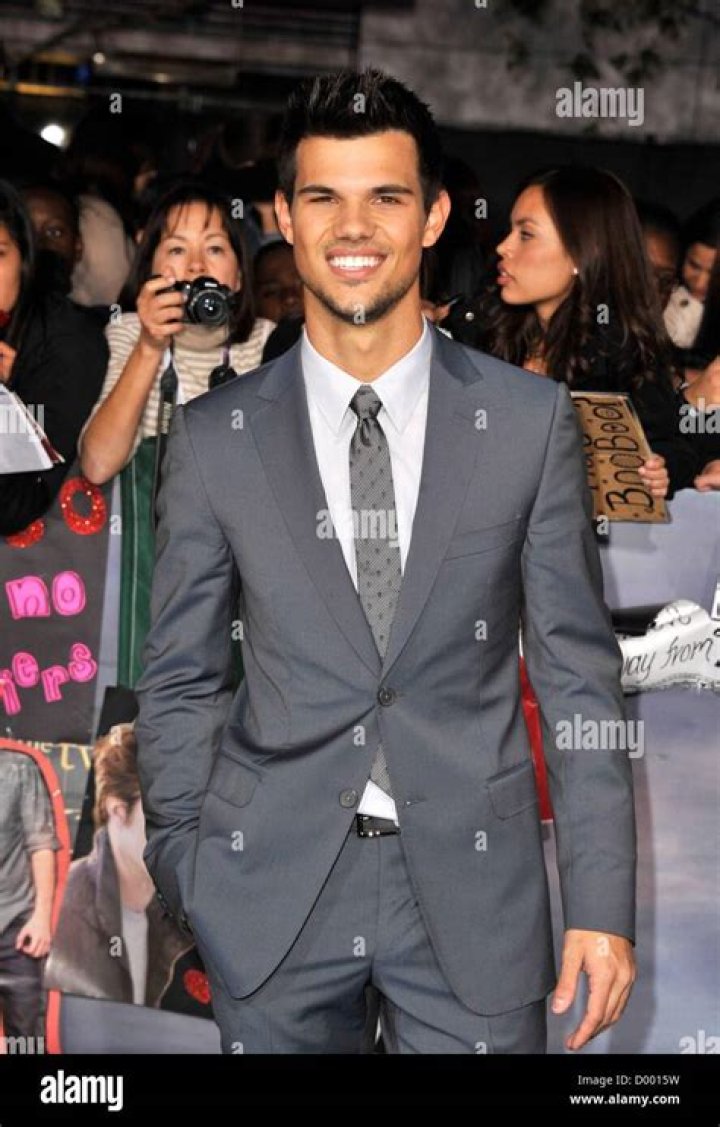 Taylor Lautner At Arrivals For Sahara Premiere GraumanS Chinese Theatre