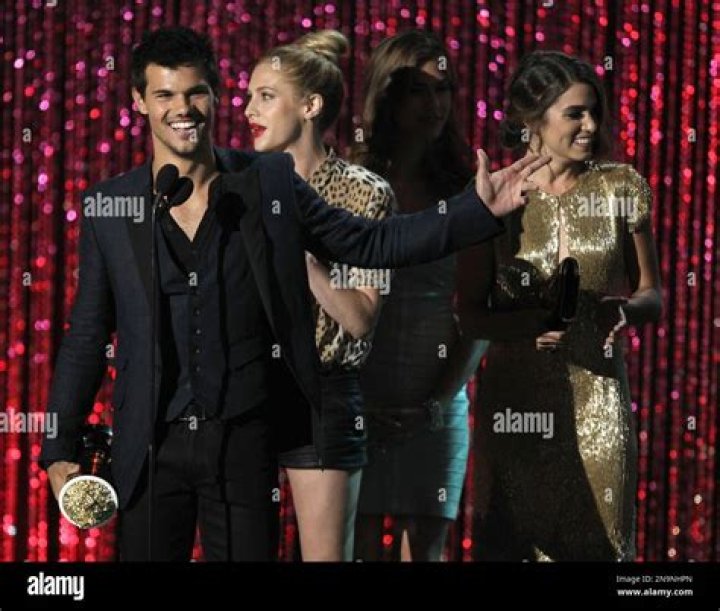 Taylor Lautner MTV Movie Awards 2009 Taylor & Selena Photo (6494765