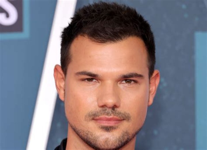 Taylor Lautner Old YT Bg TaylorLautnerNews Flickr