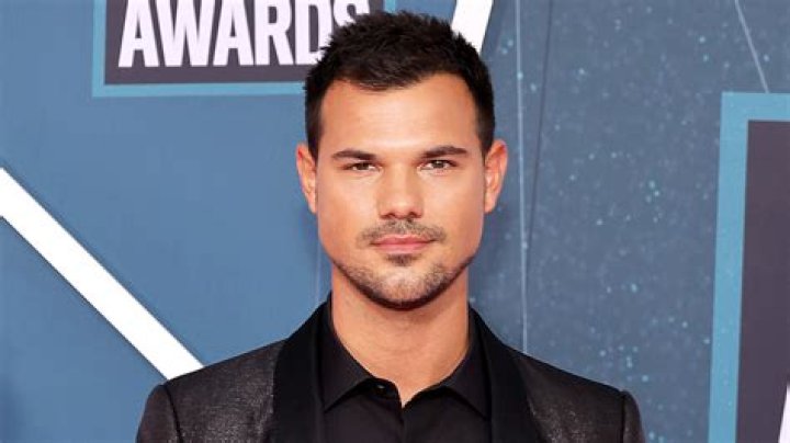 Taylor Lautner Picture 244 New York Premiere of Grown Ups 2
