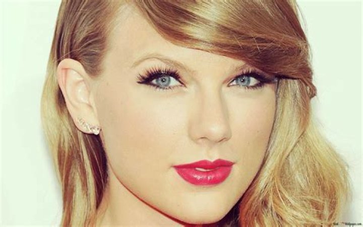 Taylor Swift CloseUp Image