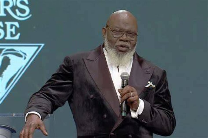 T.D. Jakes Hit With Backlash Over Controversial Father's Day Sermon