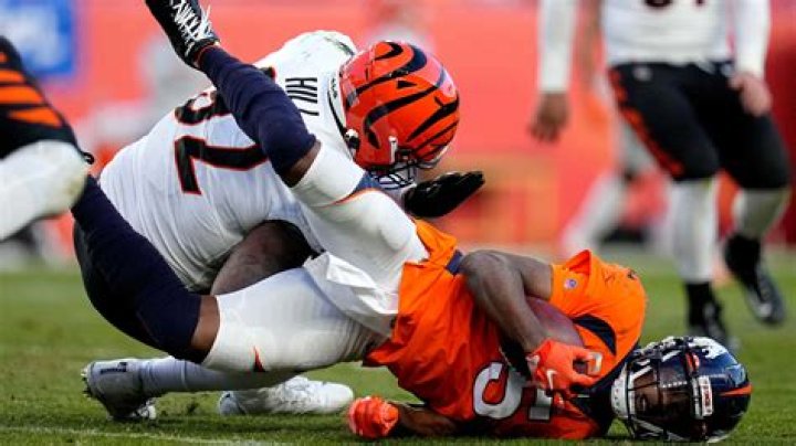 Teddy Bridgewater injured for Broncos, goes to locker room