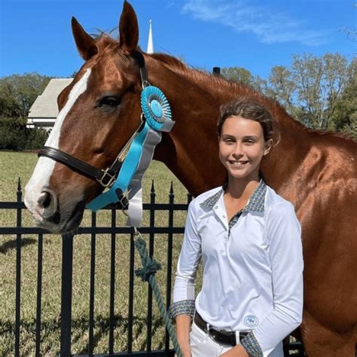 Teen equestrian dies after horse knocks her off, falls on her during