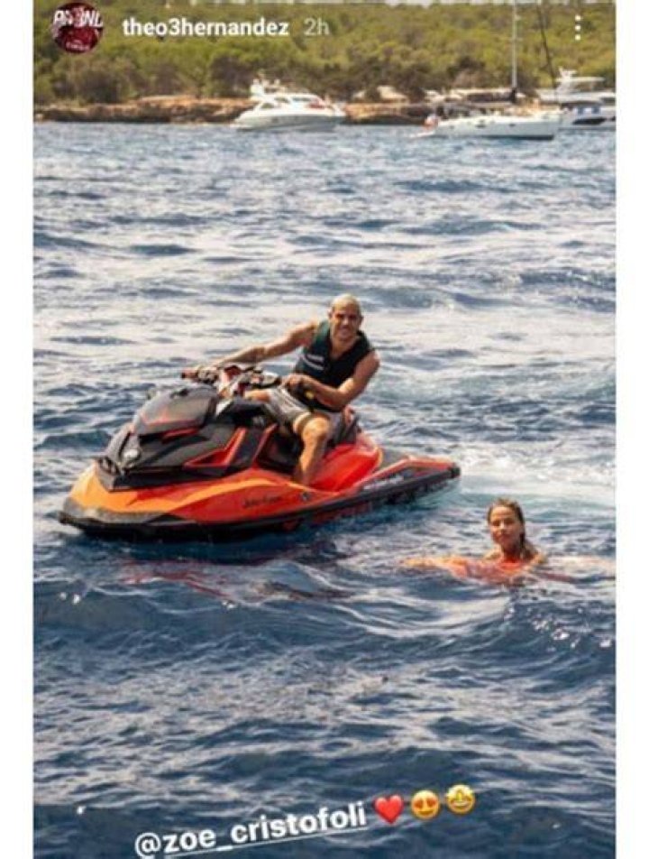 Theo Hernandez, vacanze sullo yacht a con la fidanzata Zoe