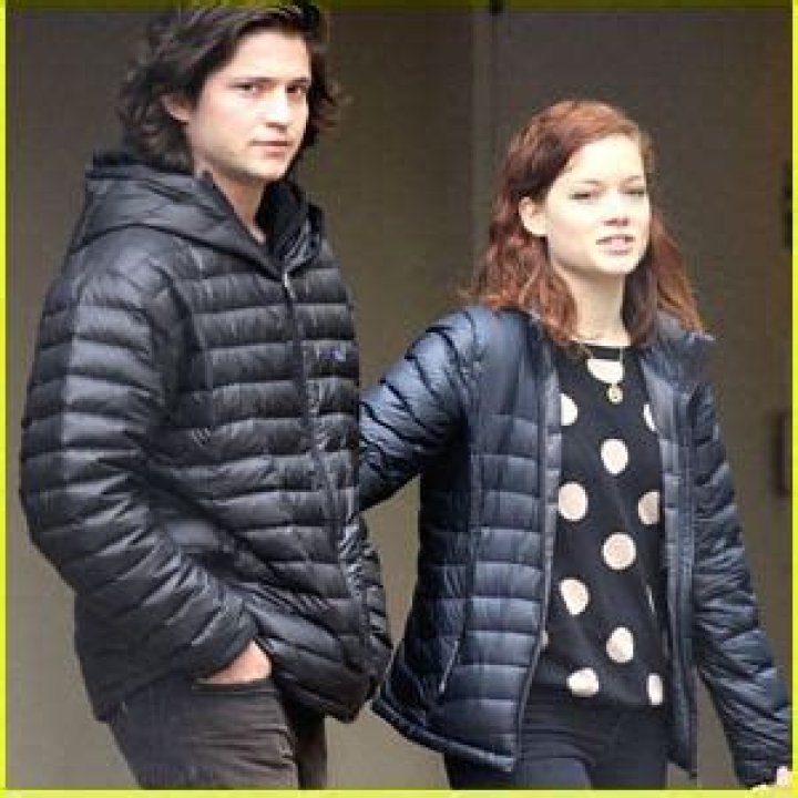 Thomas McDonell Not Gay! Affair With Girlfriend Reflects