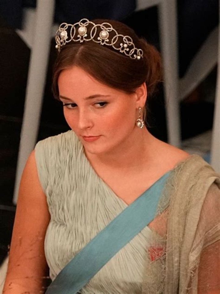 Tiara Alexis Ver&atilde;o Mania de Mulher Ltda Epp