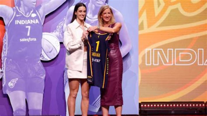 Tim McGraw wears Caitlin Clark's Fever jersey to Indianapolis concert
