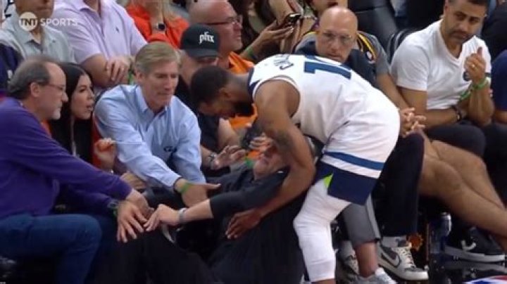 Timberwolves coach suffers knee injury in sideline collision