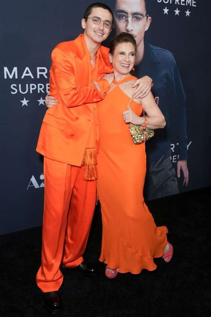 Timoth&eacute;e Chalamet Brings Mom Nicole Flender as His Date to 2018 Oscars