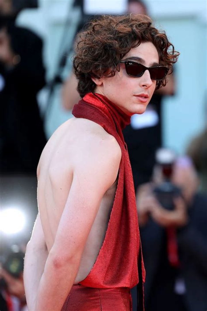 Timoth&eacute;e Chalamet is shirtless at the Oscars and people are very happy