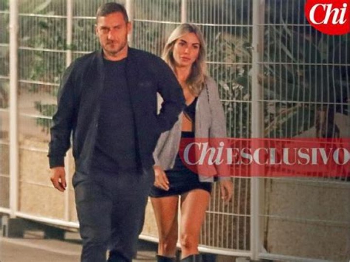 Totti e Noemi Bocchi, prima foto insieme per la festa a sorpresa