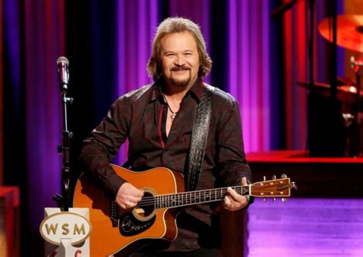 Travis Tritt sings national anthem at Game 6 between Braves, Dodgers
