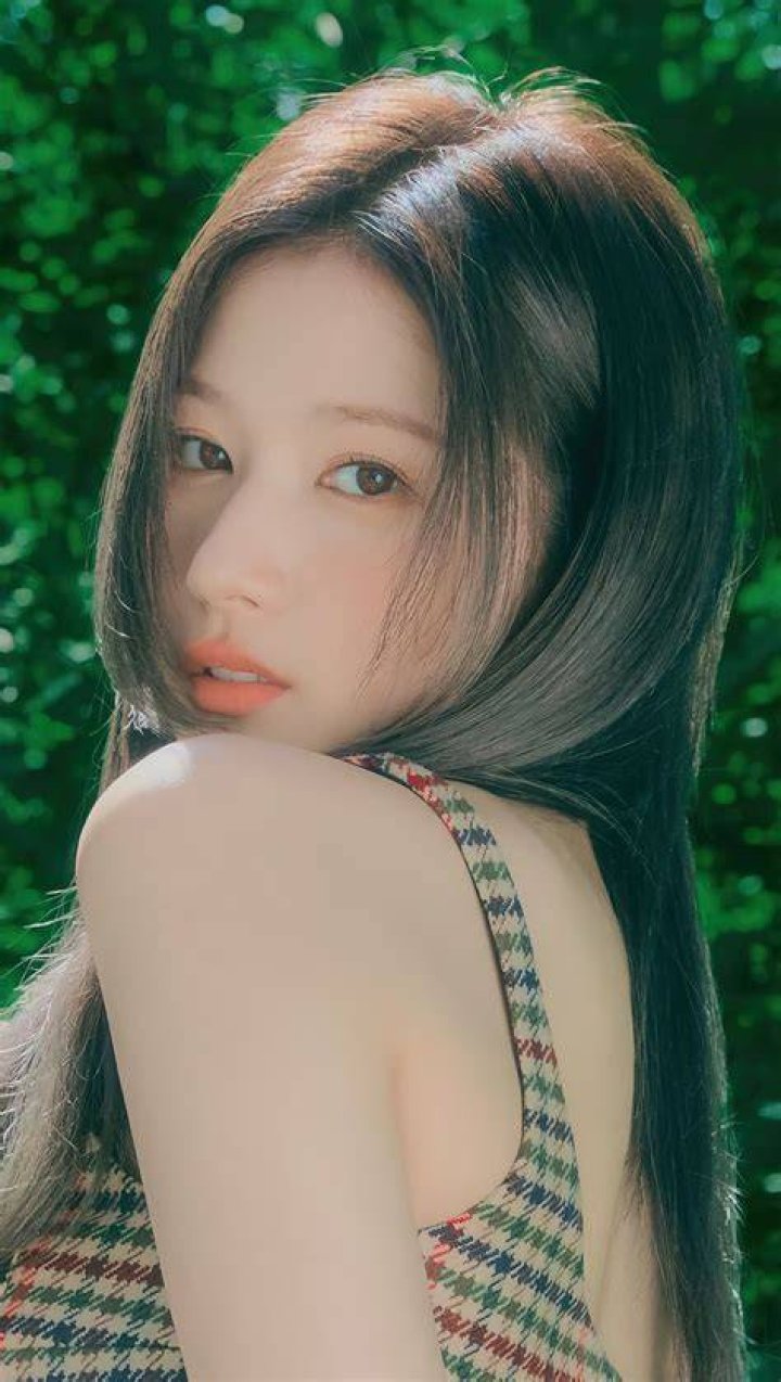 TWICE Sana's Lovely Phone Call With Her Mom Shows How Close They Are