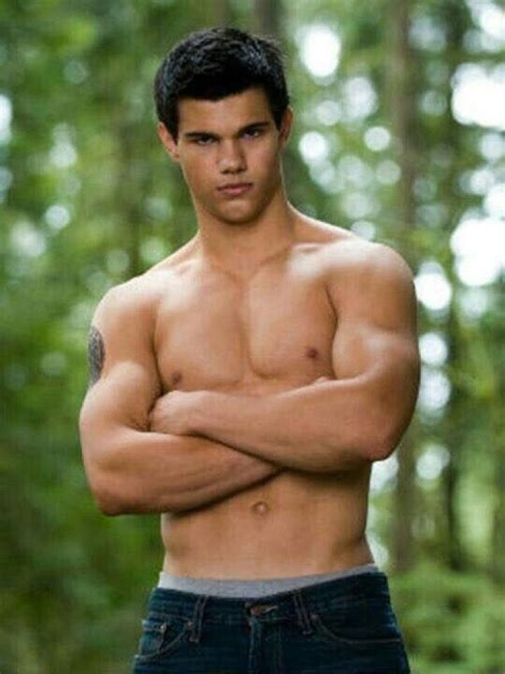 Twilight Taylor Lautner's Fianc&eacute;e Jokes She Was Once Team Edward
