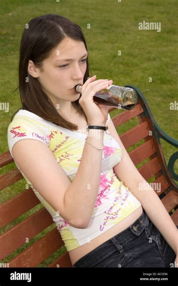 underage teen girl drinking alcohol Stock Photo 13518361 Alamy