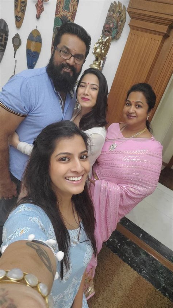 Varalaxmi Sarathkumar Age, Family, Husband, Movies, Biography BREEZEMASTI