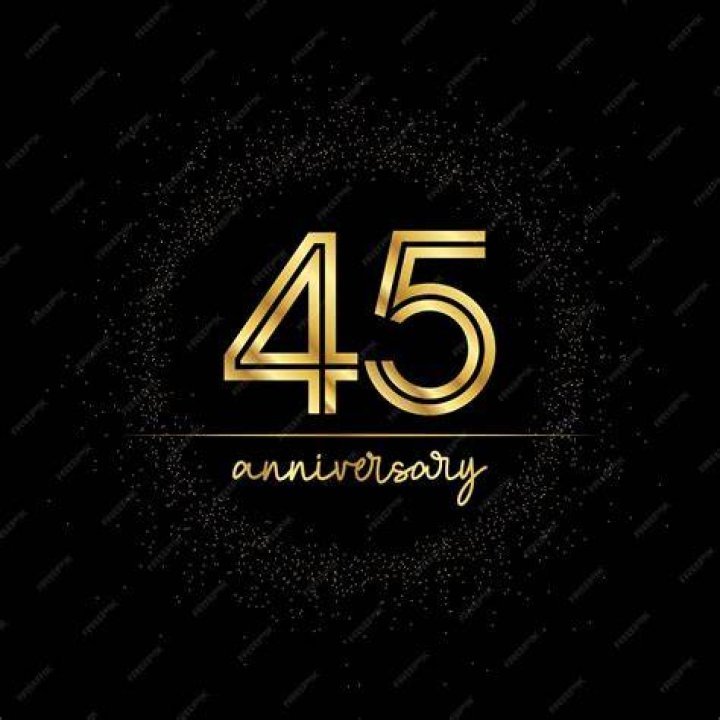 V&Iacute;DEO Cantor de 45 anos cai morto no palco durante apresenta&ccedil;&atilde;o ao